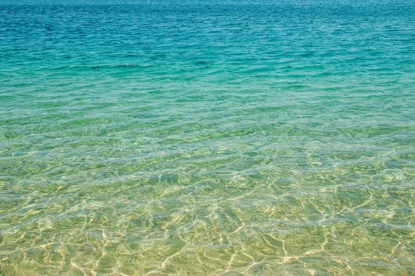 Bellamente elegante playa de agua de mar con arena en la naturaleza backgrou — Foto de Stock