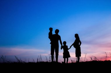 Mutlu aile doğada oynuyor yaz siluetinde