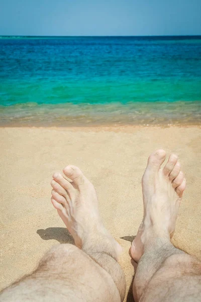 Elegantes hermosas piernas en el fondo de la orilla del mar —  Fotos de Stock