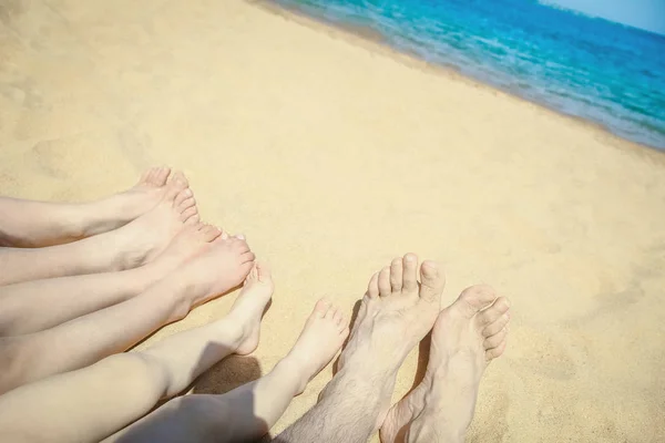 De belles jambes élégantes sur le fond de la mer — Photo