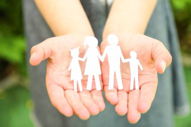 Bir arka plan belgesinde ailenin ellerinde.