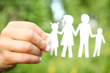 Bir arka plan belgesinde ailenin ellerinde.