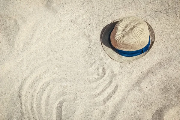 Elegante sombrero hermoso en la orilla de la arena del fondo del mar — Foto de Stock