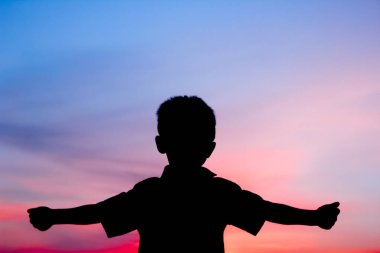 Doğa yaz silueti üzerinde oynayan mutlu çocuklar