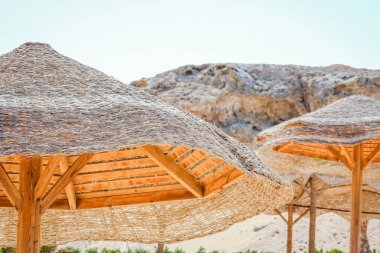 Deniz arka planında güzel bir şemsiye kapağı