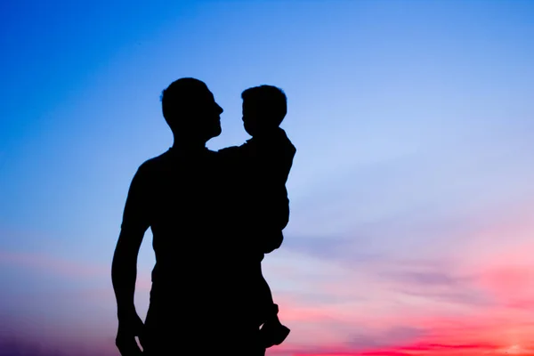 Gelukkig ouder met kinderen spelen op de natuur zomer silhouet — Stockfoto