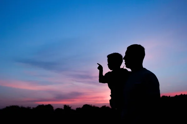 Happy parent with children playing on nature summer silhouette — Stock Photo, Image