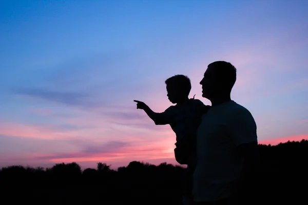 Glückliche Eltern mit Kindern spielen auf Natur Sommer Silhouette — Stockfoto