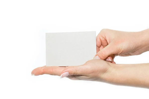 I händerna på reklam kort på en vit bakgrund — Stockfoto
