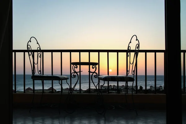海岸の海の背景に椅子の非常に素敵なシルエット — ストック写真
