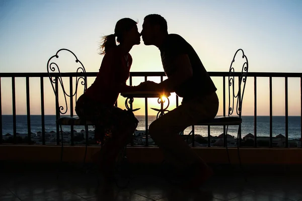 Hermosa silueta de pareja en la naturaleza cerca del mar en un bac grieta —  Fotos de Stock