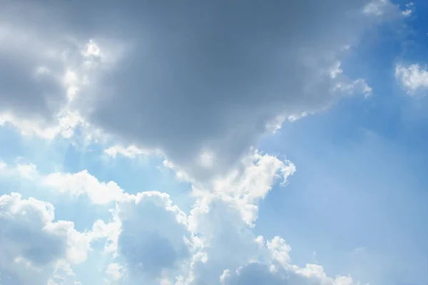 Traumhaft weiche weiße Wolken vor blauem Himmel — Stockfoto