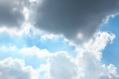 Mavi gökyüzüne karşı fantastik yumuşak beyaz bulutlar