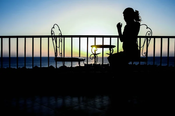 Красивая девушка на фоне силуэта моря — стоковое фото