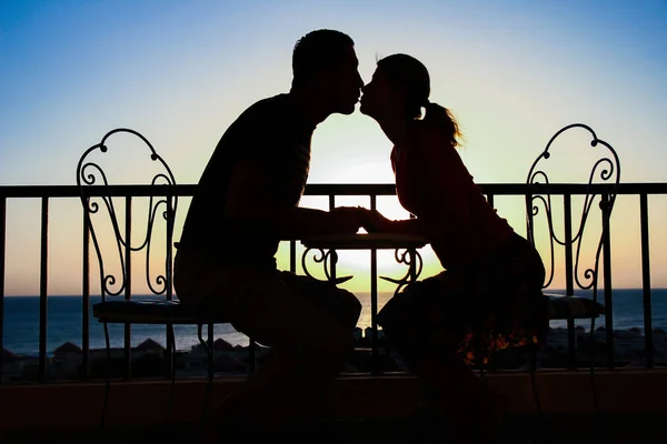 Bella silhouette coppia sulla natura vicino al mare su una spaccatura bac — Foto Stock