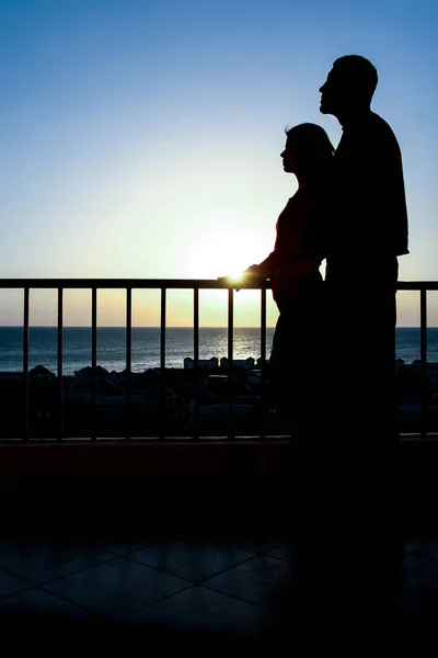 Belle silhouette de couple sur la nature près de la mer sur un rift bac — Photo