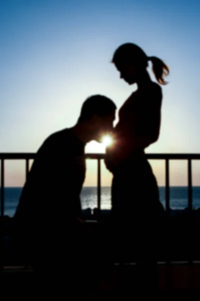 幸福怀孕夫妇剪影自然背景着色 — 图库照片