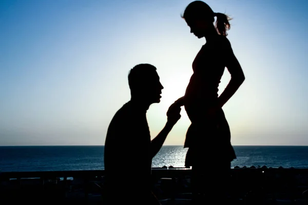 Feliz silueta de pareja embarazada en color de fondo de la naturaleza —  Fotos de Stock