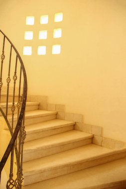 Çok güzel dairesel merdiven arkaplanı