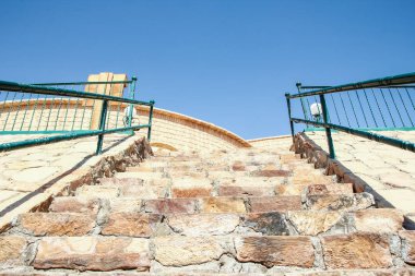 Deniz arka planına şık bir adım yolu