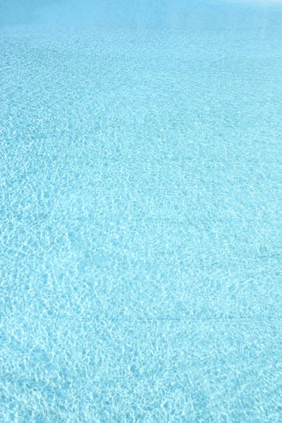 Bella piscina al mare hotel sullo sfondo del parco — Foto Stock