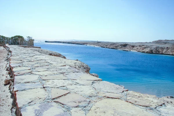 Sentier de marche élégant vers le fond de la mer — Photo