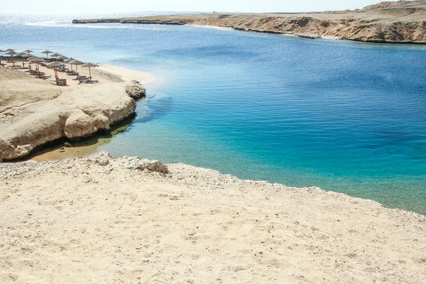 Doğanın arka planında güzel deniz kıyısı tatili — Stok fotoğraf