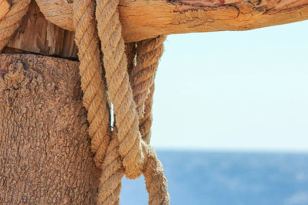 Elegantemente bella recinzione su sfondo paesaggio marino — Foto Stock