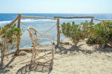 Deniz doğa manzara arka plan üzerinde şık güzel sandalye