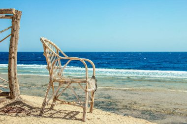 Deniz doğa manzara arka plan üzerinde şık güzel sandalye