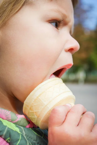 Boldog gyermek eszik fagylaltot a természet park a város — Stock Fotó