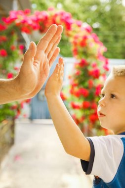 doğada bir parkta bir çocuk ve bir ebeveynin güzel eller