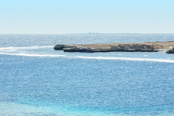Отдых на берегу моря на фоне природного ландшафта — стоковое фото