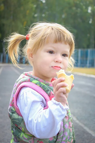 Niño feliz comiendo helado en el parque natural de la ciudad —  Fotos de Stock