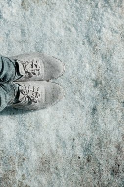 şık ayakkabılar bir parkta kışın karda güzel bacaklar bac