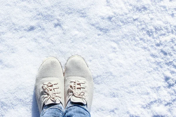 Stylowe buty piękne nogi w śniegu zimą w parku BAC — Zdjęcie stockowe