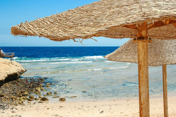 Stylowe piękne tło morskie parasol — Zdjęcie stockowe