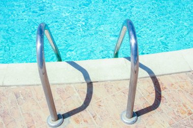 Doğa üzerinde bir yüzme havuzunda güzel şık merdiven adımları