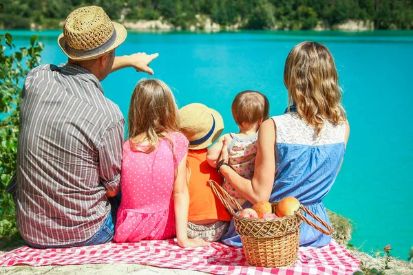 Lycklig familj vid havet på natur picknick — Stockfoto