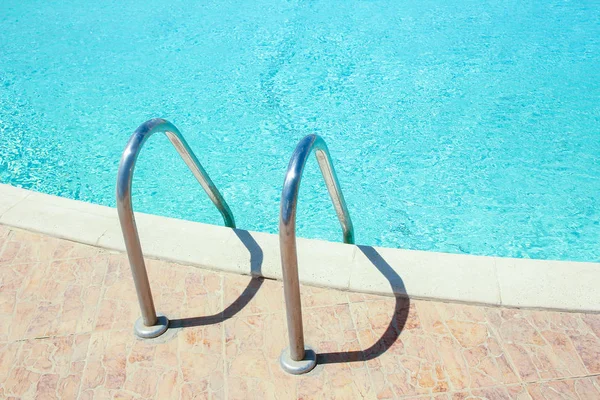 Scala splendidamente elegante passi in una piscina sulla natura — Foto Stock