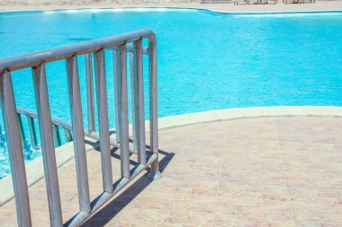 Park arka planındaki sahil otelinde güzel bir yüzme havuzu.