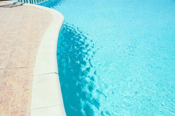 Krásný bazén v přímořském hotelu v pozadí parku — Stock fotografie