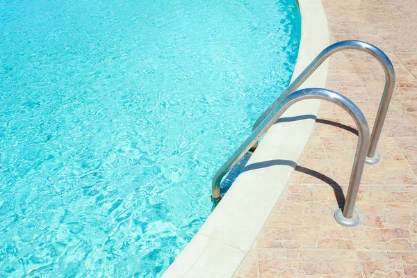 Escalera bellamente elegante pasos en una piscina en la naturaleza —  Fotos de Stock