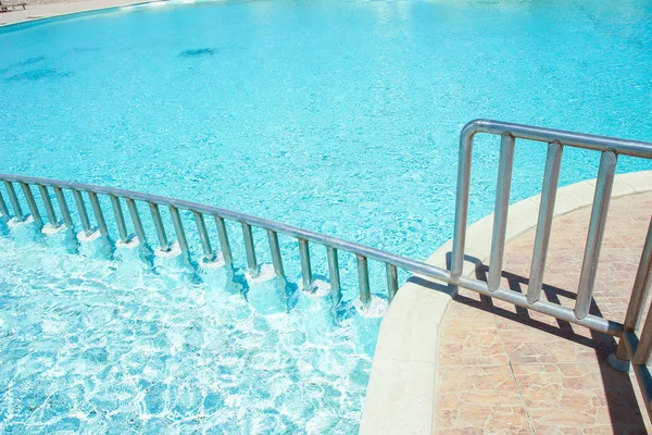 Vacker pool vid havet hotellet i park bakgrund — Stockfoto