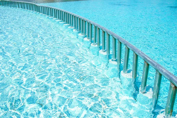 公园背景下海滨酒店漂亮的游泳池 — 图库照片