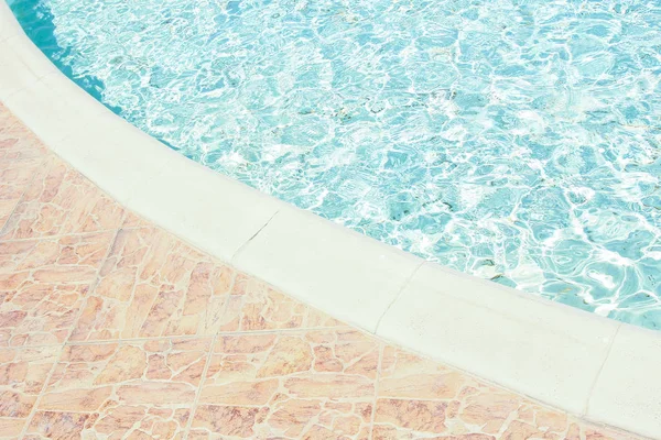 Hermosa piscina en el hotel junto al mar en el fondo del parque — Foto de Stock