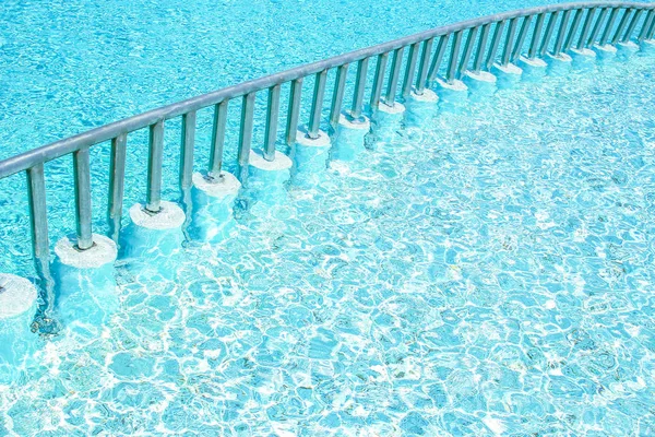 Bela piscina no hotel à beira-mar no fundo do parque — Fotografia de Stock