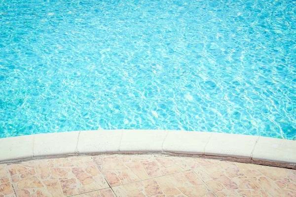 Bela piscina no hotel à beira-mar no fundo do parque — Fotografia de Stock