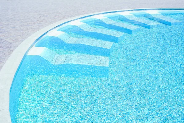Bela piscina no hotel à beira-mar no fundo do parque — Fotografia de Stock