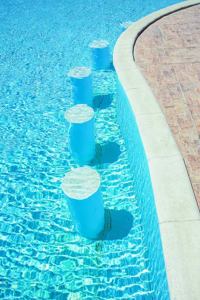 Hermosa piscina en el hotel junto al mar en el fondo del parque —  Fotos de Stock